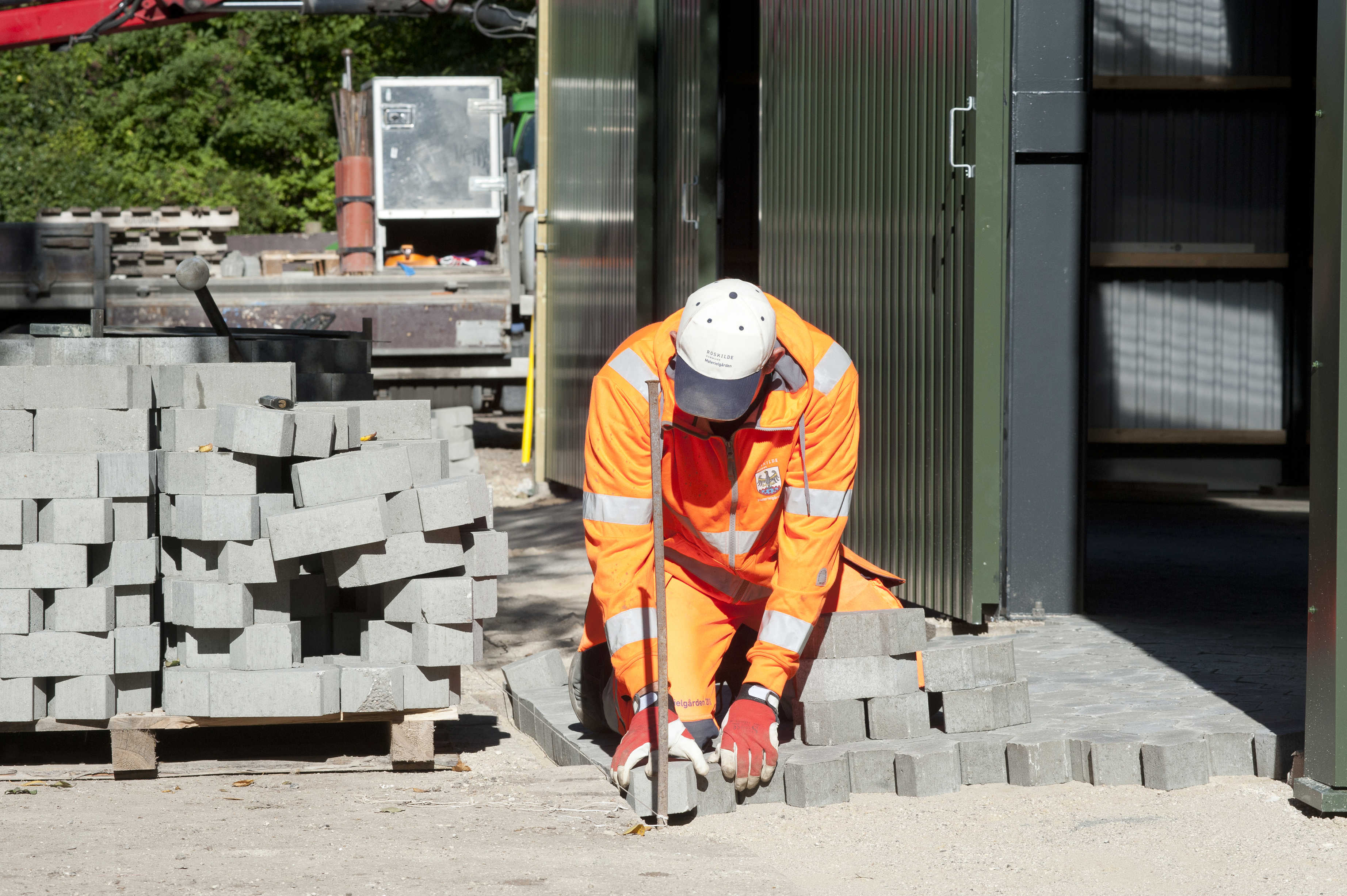 Person ligger brosten