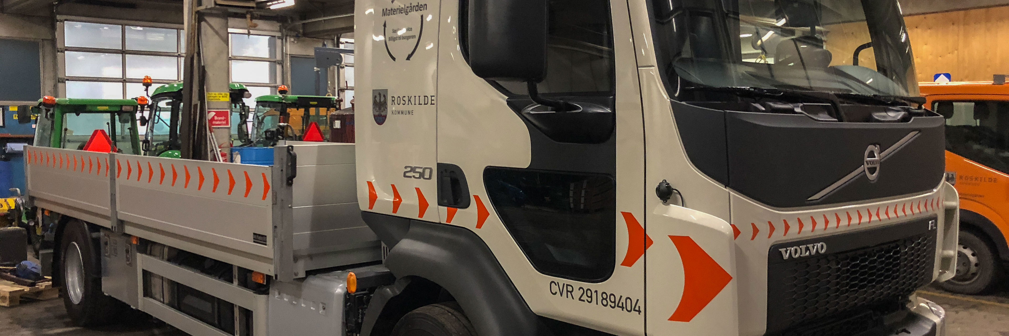 Lastbil på værksted