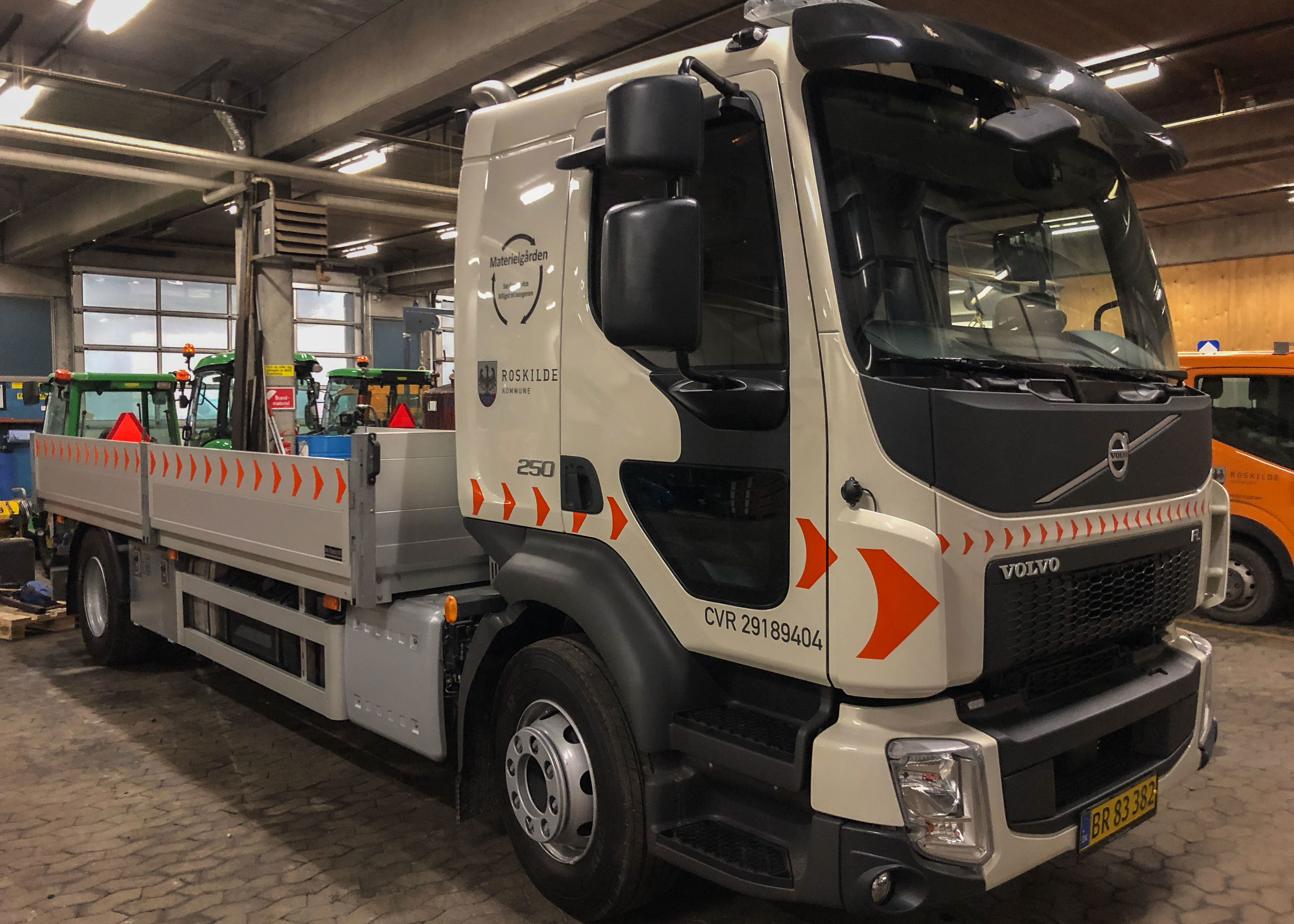 Lastbil på værksted