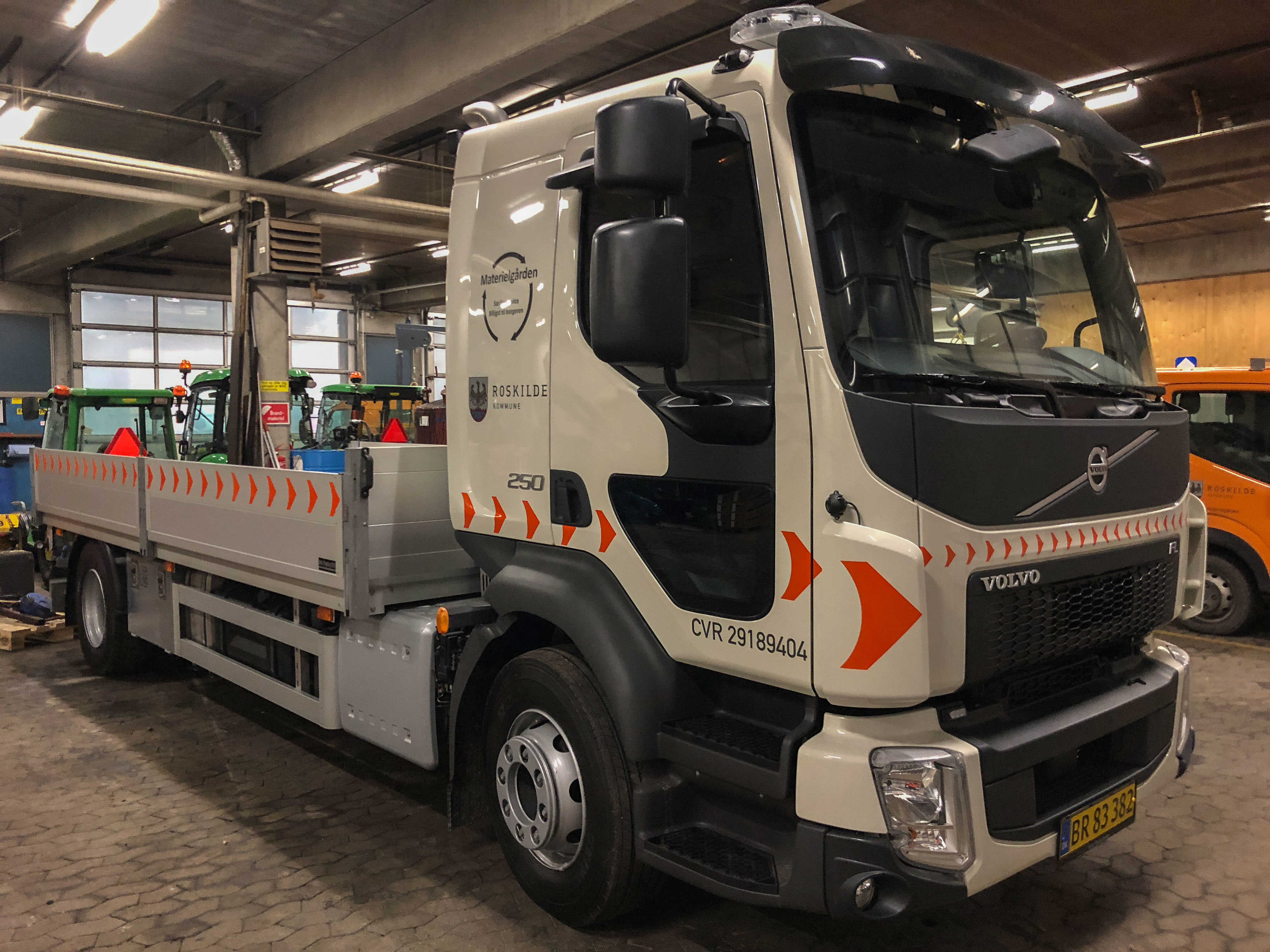 Lastbil på værksted