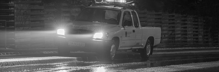 Firmabil fra Materielgården kører på glat vej