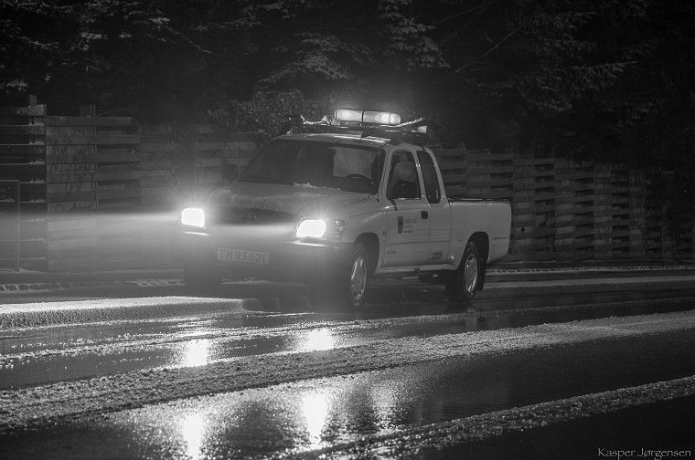 Firmabil fra Materielgården kører på glat vej