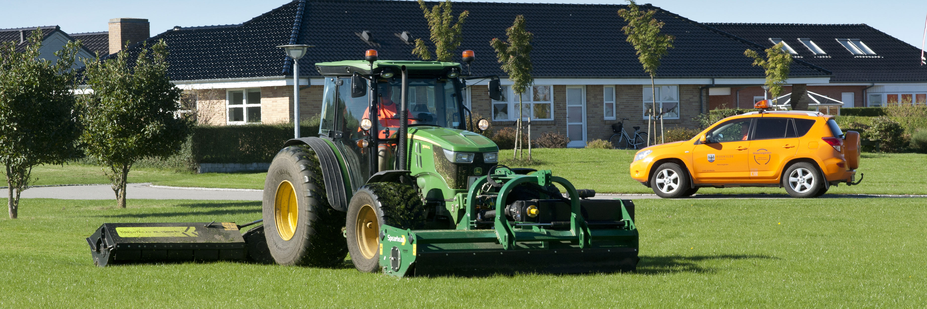 Traktor slår græs