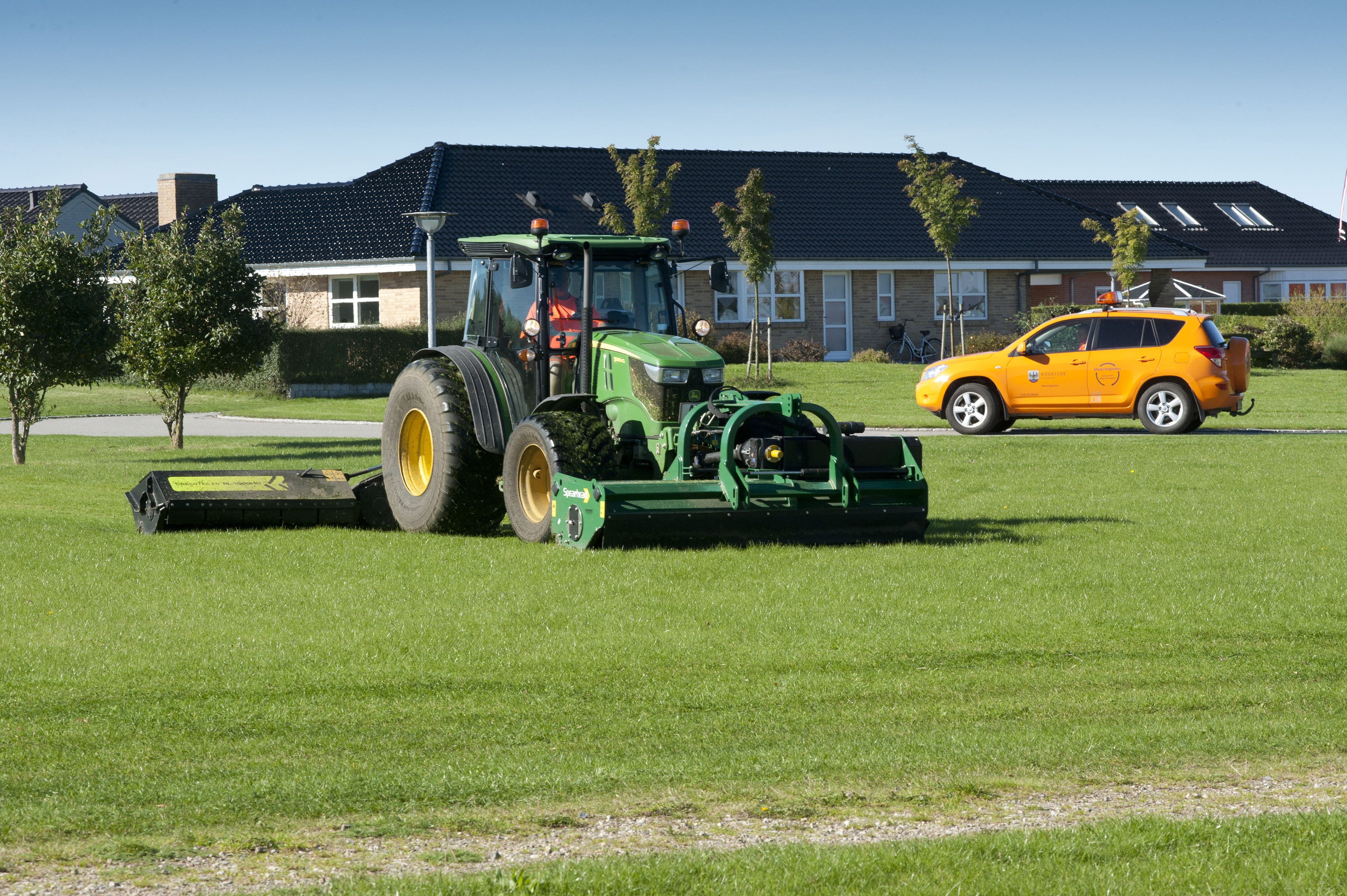 Traktor slår græs