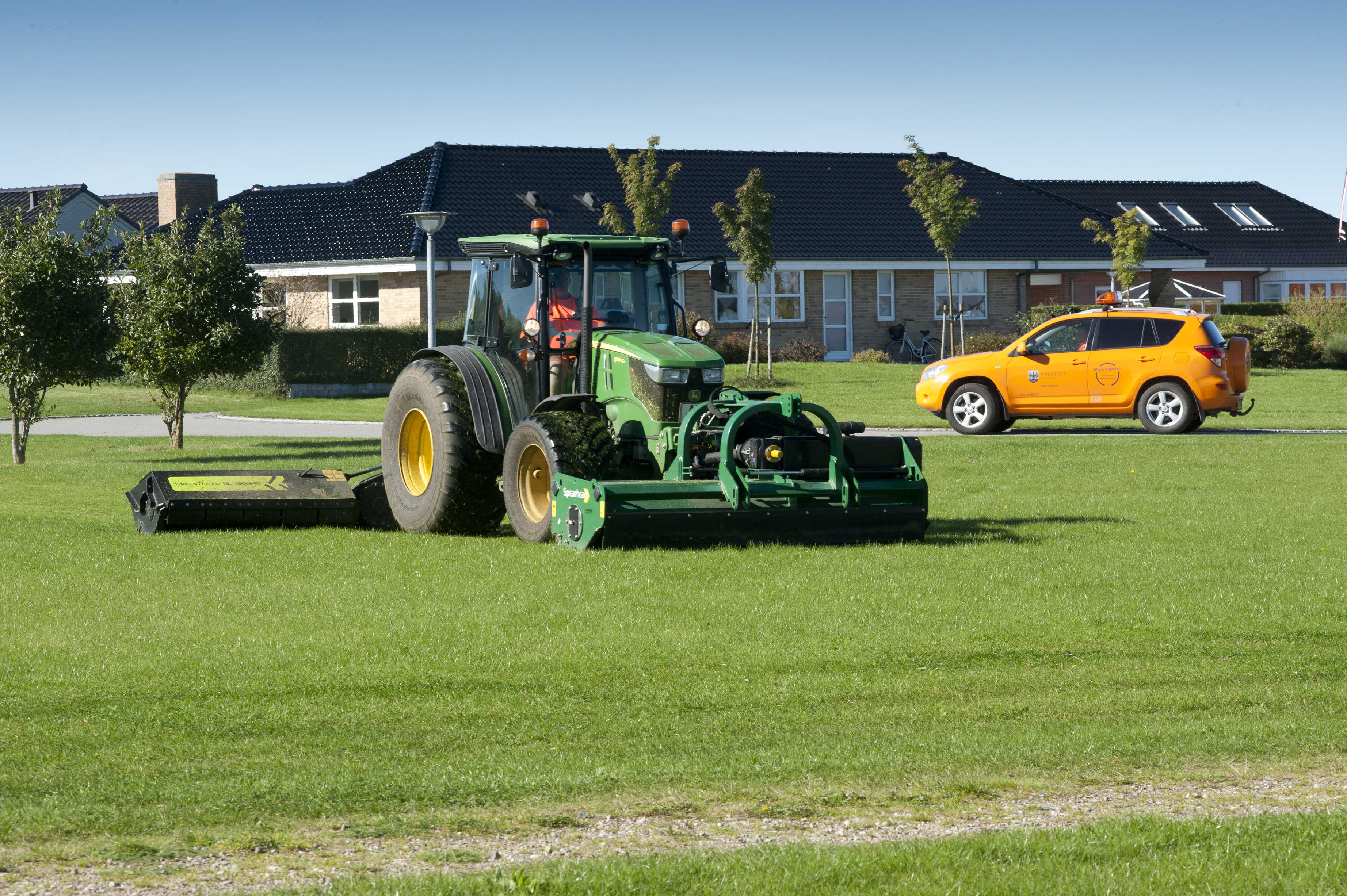 Traktor slår græs